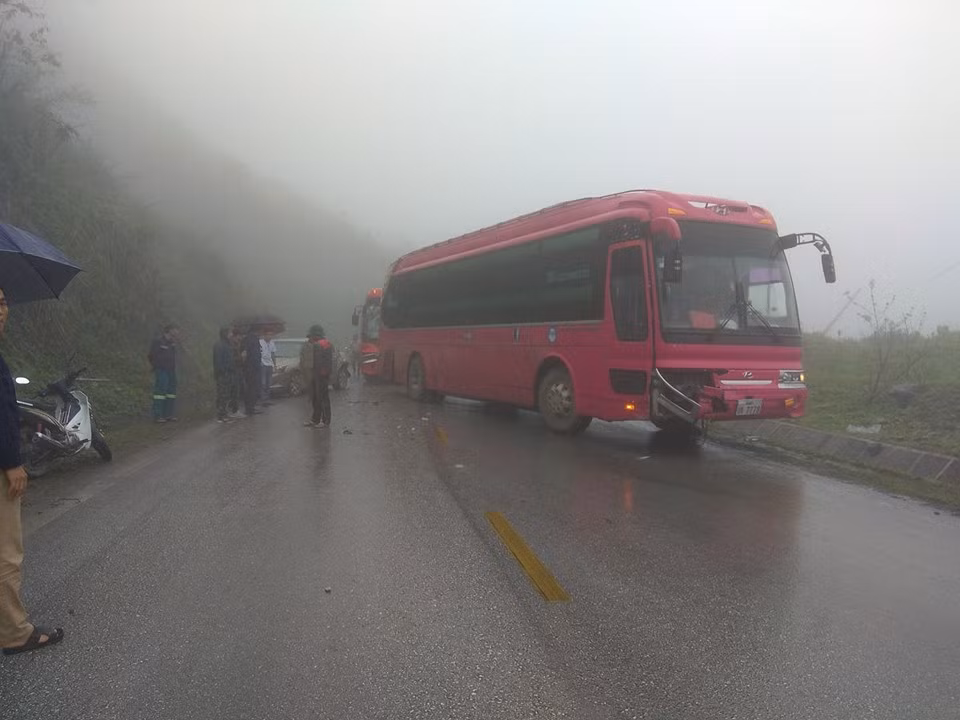Hoa Binh: 19 o to dam nhau lien hoan, giao thong un tac nghiem trong-Hinh-3