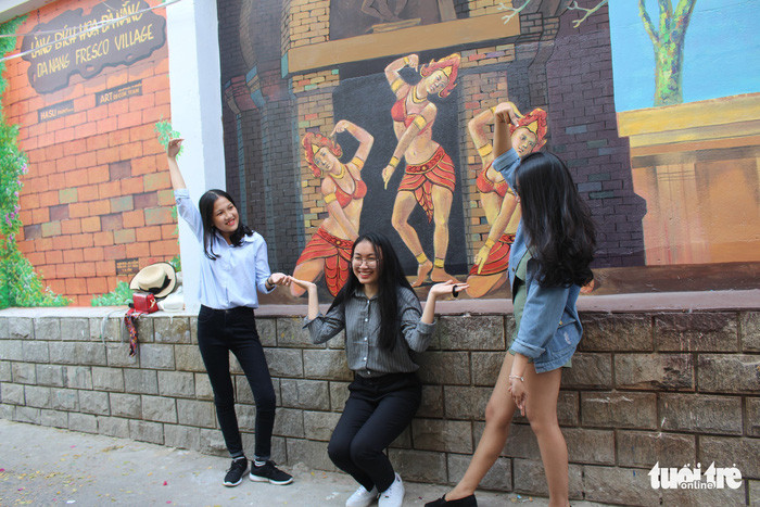 Hẻm bích họa thu hút bạn trẻ tham quan cuối tuần - Ảnh: ĐOÀN NHẠN