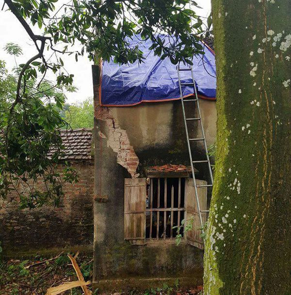 Ngôi nhà của chị Thu vẫn còn vết rạn nứt do bị sét đánh.