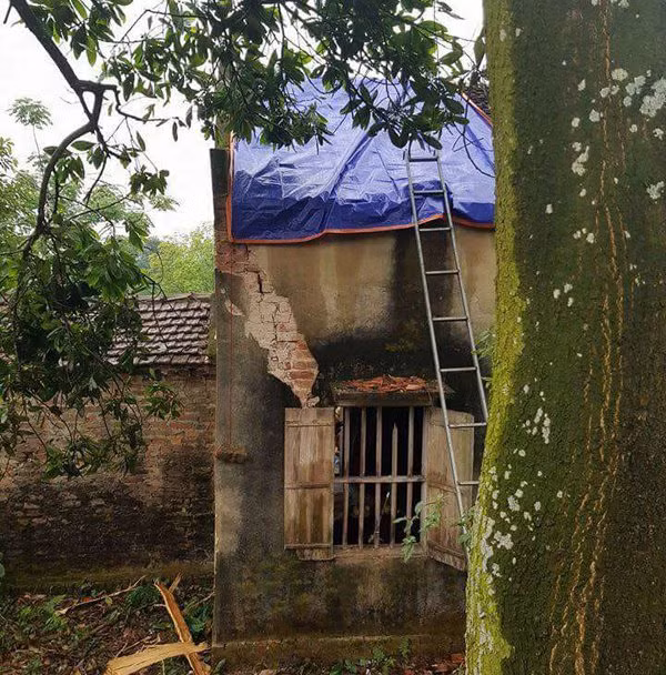 Ngôi nhà của chị Thu vẫn còn vết rạn nứt do bị sét đánh.