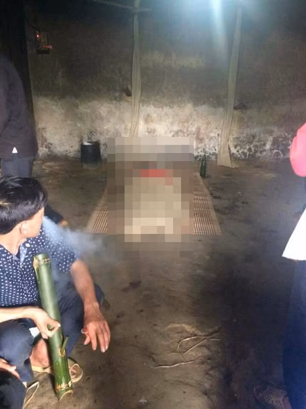 Người thân nạn nhân chuẩn bị lo hậu sự cho hai người tử vong.