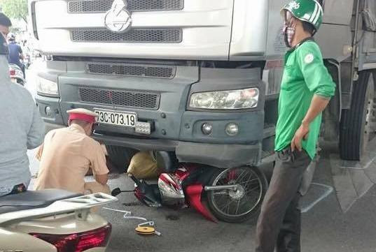 Cảnh sát khám nghiệm hiện trường vụ tai nạn.