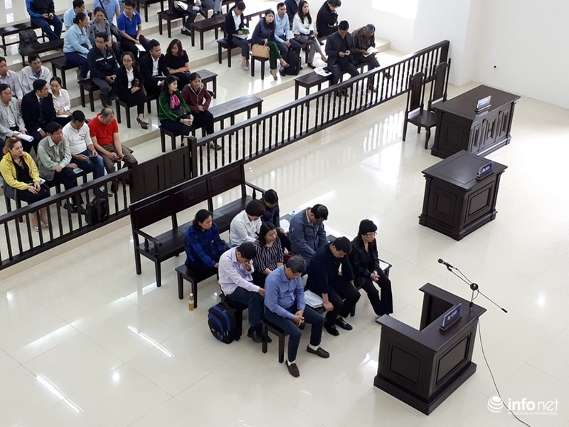 Bị cáo Châu Thị Thu Nga cùng đồng phạm có mặt đầy đủ tại buổi đầu tiên phiên xét xử phúc thẩm.