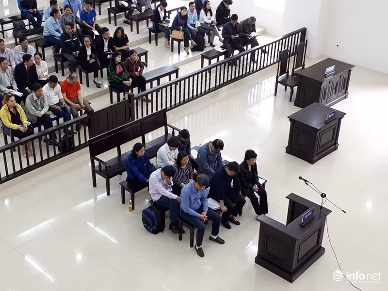 Bị cáo Châu Thị Thu Nga cùng đồng phạm có mặt đầy đủ tại buổi đầu tiên phiên xét xử phúc thẩm.