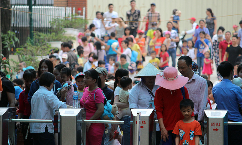 Theo ghi nhận của PV Kiến Thức, từ khoảng 8h30 sáng ngày 30/4, hàng nghìn người đã kéo nhau đến công viên Thủ Lệ (Hà Nội) để vui chơi, tham quan nhân dịp nghỉ lễ 30/4.