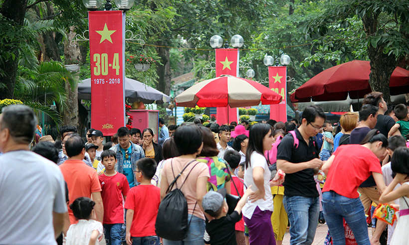 Dòng người đổ về công viên Thủ Lệ mỗi lúc một đông hơn.