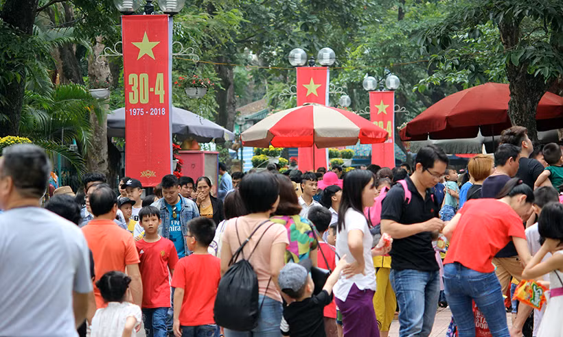 Dòng người đổ về công viên Thủ Lệ mỗi lúc một đông hơn.