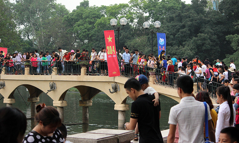 Càng về trưa, lượng người đến công viên càng đông.