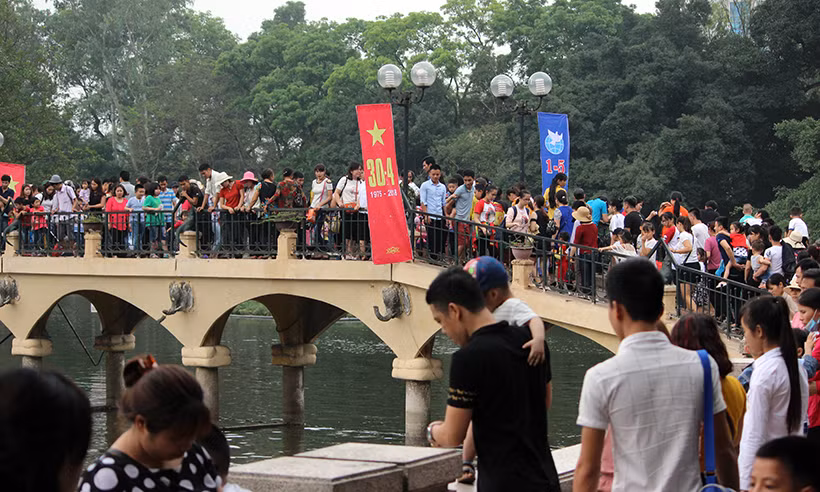 Càng về trưa, lượng người đến công viên càng đông.