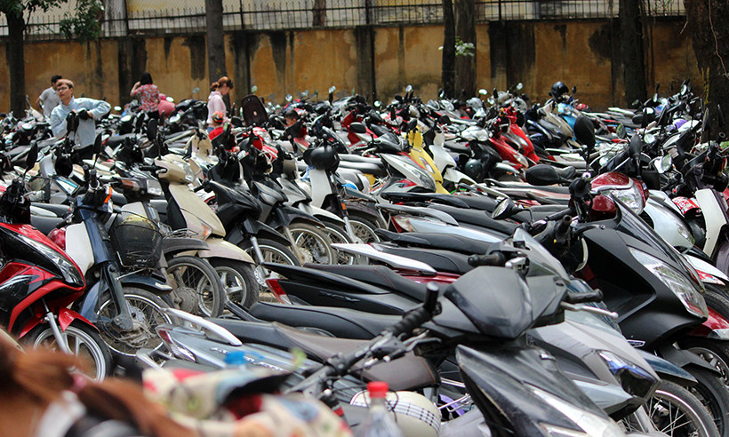 Trong khi đó, các bãi gửi xe trong và ngoài khu vực công viên Thủ Lệ chật kín, không còn chỗ để.