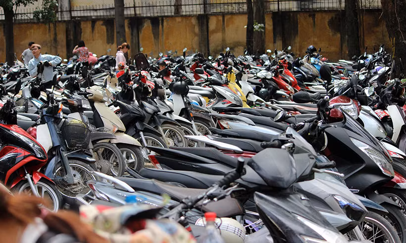 Trong khi đó, các bãi gửi xe trong và ngoài khu vực công viên Thủ Lệ chật kín, không còn chỗ để.