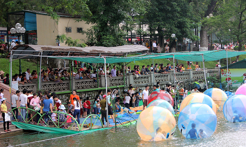 Khu vực vui chơi bóng nước luôn trong tình trạng đông khách.
