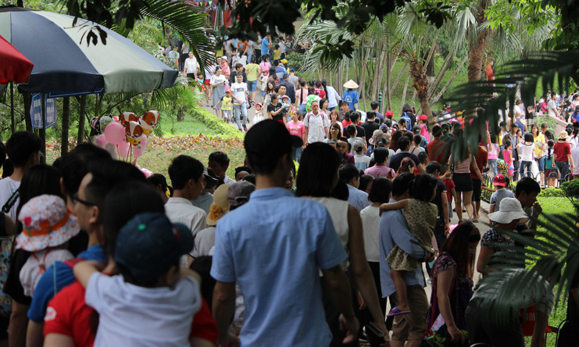 Trao đổi với PV Kiến Thức, lãnh đạo công viên Thủ Lệ cho biết, riêng ngày hôm qua (29/4), công viên đã đón khoảng 30.000 lượt du khách đến tham quan. Dự kiến trong ngày 30/4 và 1/5 lượng khách đến đây tiếp tục tăng lên.