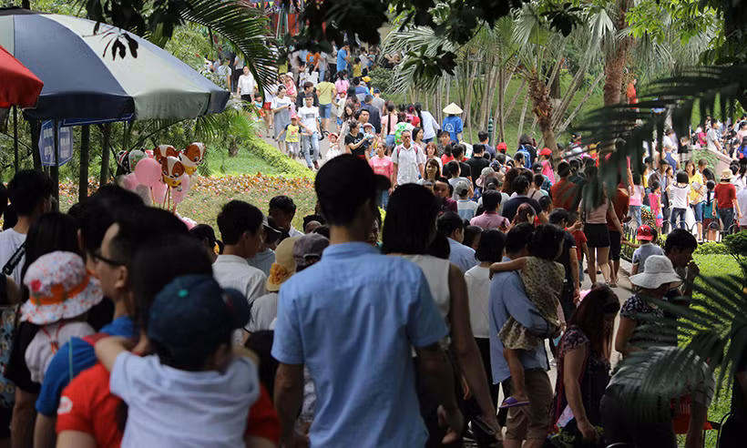 Trao đổi với PV Kiến Thức, lãnh đạo công viên Thủ Lệ cho biết, riêng ngày hôm qua (29/4), công viên đã đón khoảng 30.000 lượt du khách đến tham quan. Dự kiến trong ngày 30/4 và 1/5 lượng khách đến đây tiếp tục tăng lên.