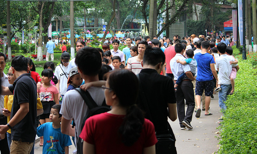 Ngay từ sáng sớm, khắp các ngả đường bên trong công viên Thủ Lệ đông kín người.