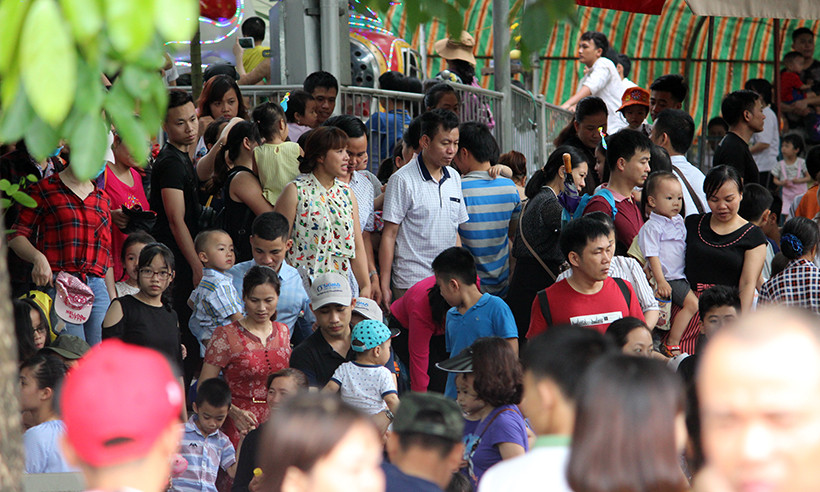 Chật cứng người ở khắp các lối đi.