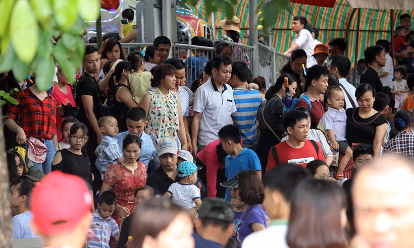 Chật cứng người ở khắp các lối đi.