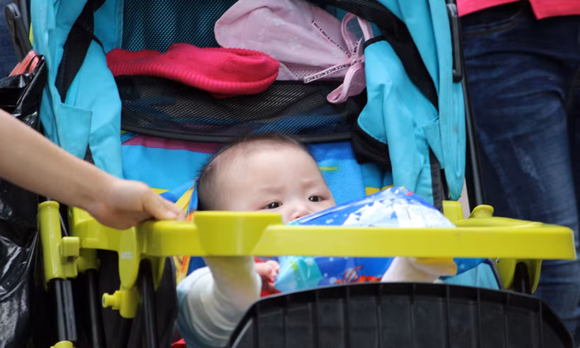 Nhiều em bé nhỏ tuổi được gia đình đưa đến công viên Thủ Lệ.