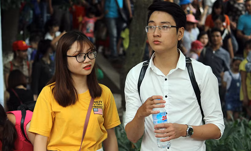 Các cặp đôi cũng tranh thủ đến công viên Thủ Lệ vui chơi nhân dịp nghỉ lễ.