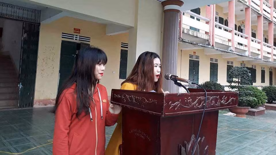 Vu lot quan ao nu sinh THPT Huong Khe: Xin loi truoc 1.800 nguoi