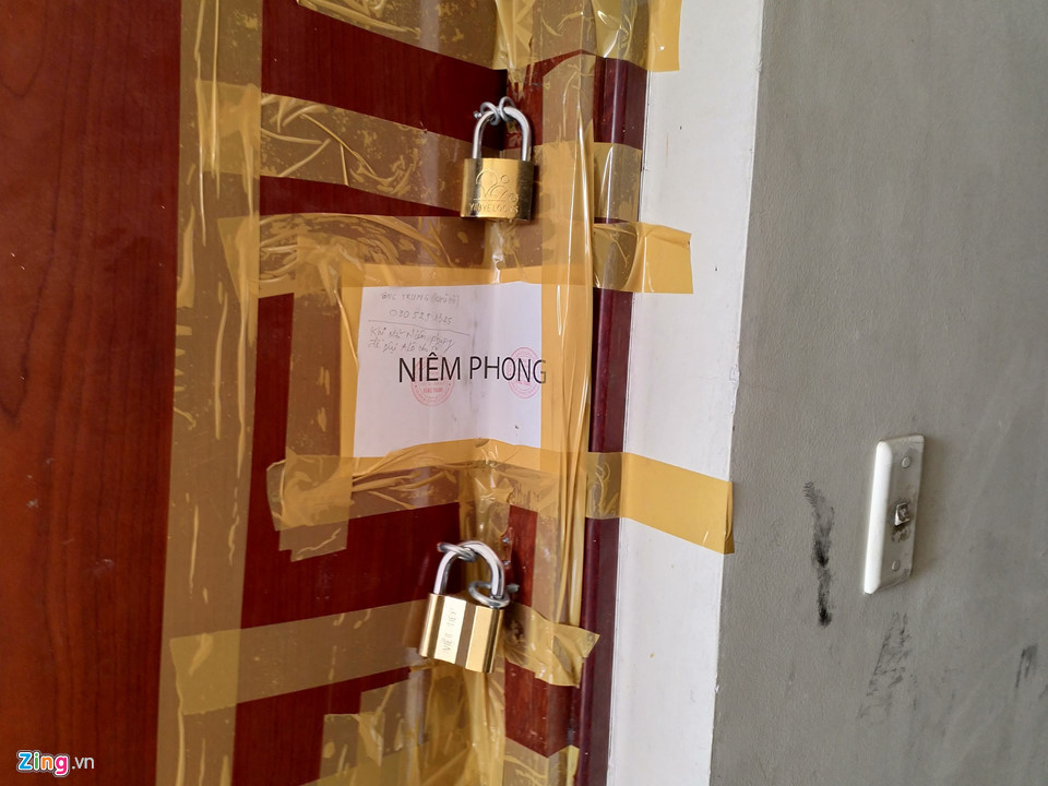 Chủ căn hộ này dùng khóa, băng keo cố định cửa nhà và tờ giấy niêm phong. Sau vụ cháy, một số trường hợp cư dân thất lạc đồ đạc phải đăng tin nhờ hỗ trợ.