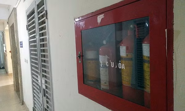 Ngoài hệ thống chuông báo cháy ở tòa nhà A1 bị hư hỏng, người dân còn cho hay, họ chưa bao giờ được tập huấn về phòng cháy chữa cháy. Mặc dù có bình chữa cháy tại chỗ nhưng không biết sử dụng thế nào.