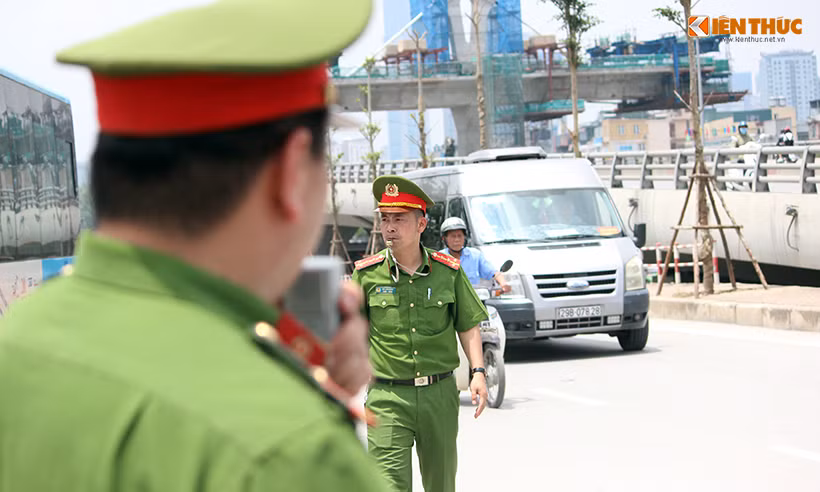 Theo một cán bộ Công an phường Ngọc Khánh, trong dịp nghỉ lễ 30/4 – 1/5 do lượng hành khách đổ dồn về công viên Thủ Lệ rất đông nên đơn vị đã huy động 100% quân số làm nhiệm vụ chốt trực tại các điểm “nóng” để đảm bảo an ninh trật tự, giao thông thuận tiện nhất nhất cho nhân dân đến công viên vui chơi.