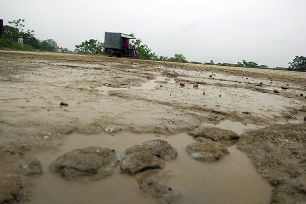 Nhiều vị trí trên đường đê bị hư hỏng.