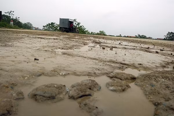 Nhiều vị trí trên đường đê bị hư hỏng.