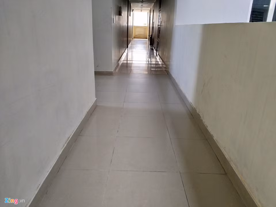 Tại thời điểm Zing.vn đến, các tầng 12-13-14-15 đã được dọn sạch sẽ. Không khí ở những nơi này thoáng mát, bớt nặng nề hơn những tầng dưới.