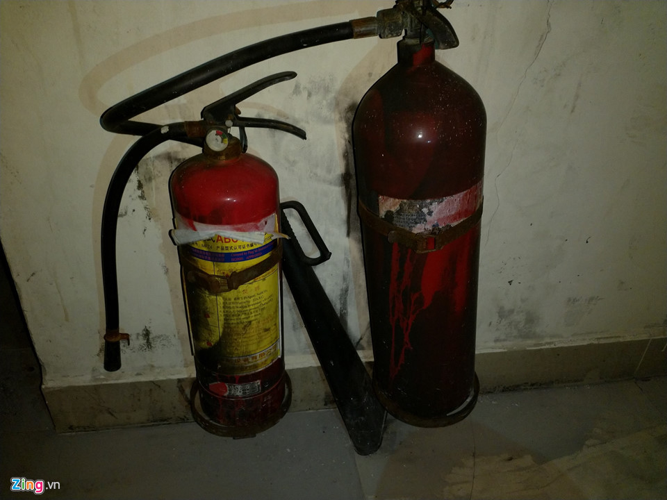 Hai bình cứu hỏa tại tầng 5 của tòa nhà. Trong cuộc họp báo về vụ hỏa hoạn tại chung cư Carina Plaza, đại tá Nguyễn Văn Băng, Phó giám đốc Cảnh sát PCCC TP.HCM, kết luận có 3 nguyên nhân chính gây ra thảm họa: Báo cháy chậm, hệ thống PCCC không hoạt động, trách nhiệm của chủ đầu tư và người dân đã làm vô hiệu hệ thống thoát nạn.