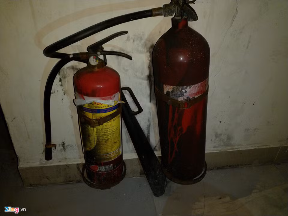 Hai bình cứu hỏa tại tầng 5 của tòa nhà. Trong cuộc họp báo về vụ hỏa hoạn tại chung cư Carina Plaza, đại tá Nguyễn Văn Băng, Phó giám đốc Cảnh sát PCCC TP.HCM, kết luận có 3 nguyên nhân chính gây ra thảm họa: Báo cháy chậm, hệ thống PCCC không hoạt động, trách nhiệm của chủ đầu tư và người dân đã làm vô hiệu hệ thống thoát nạn.