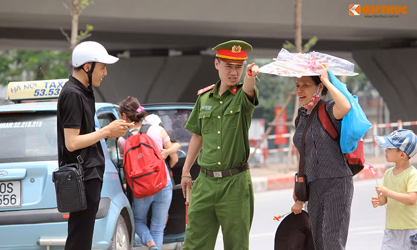 Tận tình hướng dẫn, chỉ đường cho người dân tham quan công viên Thủ Lệ dịp nghỉ lễ và di chuyển một cách thuận tiện nhất.