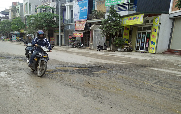 Người đi đường lạng lách qua các đoạn đường bị xuống cấp do xe tải.
