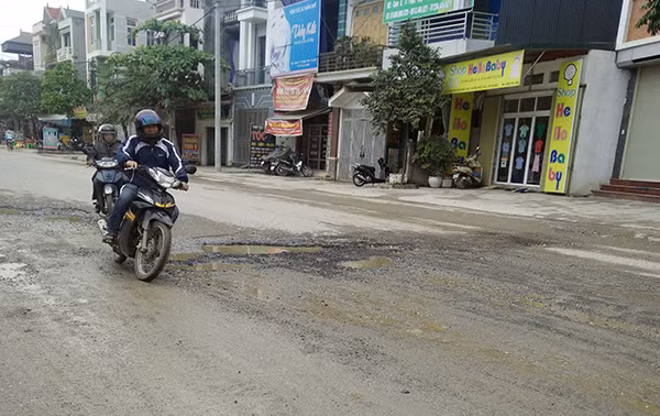 Người đi đường lạng lách qua các đoạn đường bị xuống cấp do xe tải.