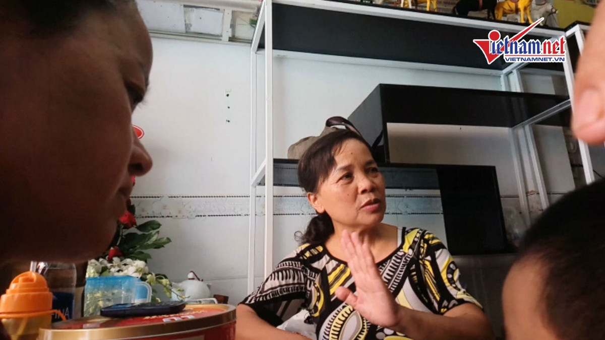 Bà Tuyết kể cho người nhà bé trai về công dụng thần thánh của sản phẩm Vinaca