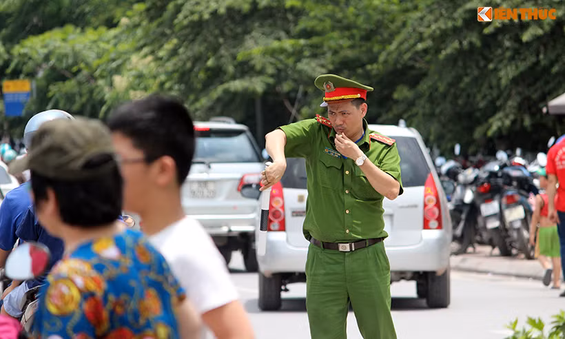 Trong khi đó, trên khu vực đường vành đai 2, các cán bộ Công an phường Ngọc Khánh cũng "mướt mồ hôi" phân luồng các phương tiện ra vào công viên Thủ Lệ.