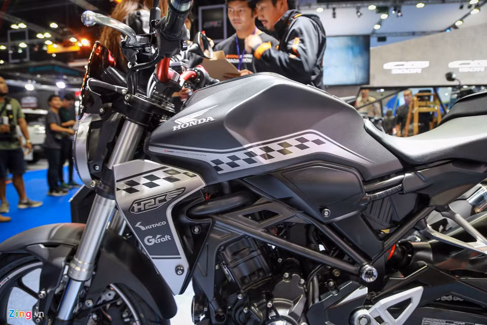 Bình xăng dung tích 10 lít. Với mức tiêu hao nhiên liệu 30 km/l, trên lý thuyết CB300R có thể di chuyển quãng đường 300 km cho mỗi lần đổ đầy xăng. Yên xe có chiều cao 799 mm.