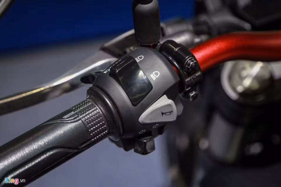 Tay lái có những chức năng cơ bản như công tắc điện, nổ máy, đèn pass, còi, xi-nhan và pha/cốt.