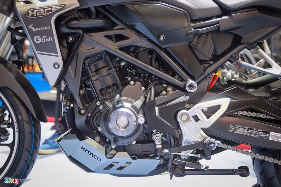 Xe trang bị khối động cơ DOHC xy-lanh đơn, dung tích 286 cc, giống với Honda CB300F và Rebel 300. Đi kèm là bộ làm mát bằng chất lỏng và tính năng phun nhiên liệu trực tiếp. Động cơ này sản sinh công suất 31 mã lực và mô-men xoắn cực đại 27,5 Nm. Hộp số 6 cấp.