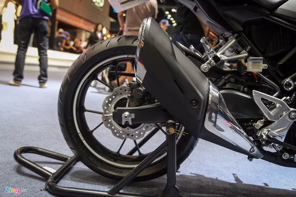 Ống xả lớn, có phần lệch so với tổng thể. Xe trang bị công nghệ chống bó cứng phanh ở cả 2 bánh. Về giá bán, Honda CB300R có giá bán tiêu chuẩn 149.800 bath và 165.000 bath đối với bản lắp thêm phụ kiện, tương đương với 4.800-5.300 USD. Xe nhiều khả năng sẽ về Việt Nam trong thời gian tới.