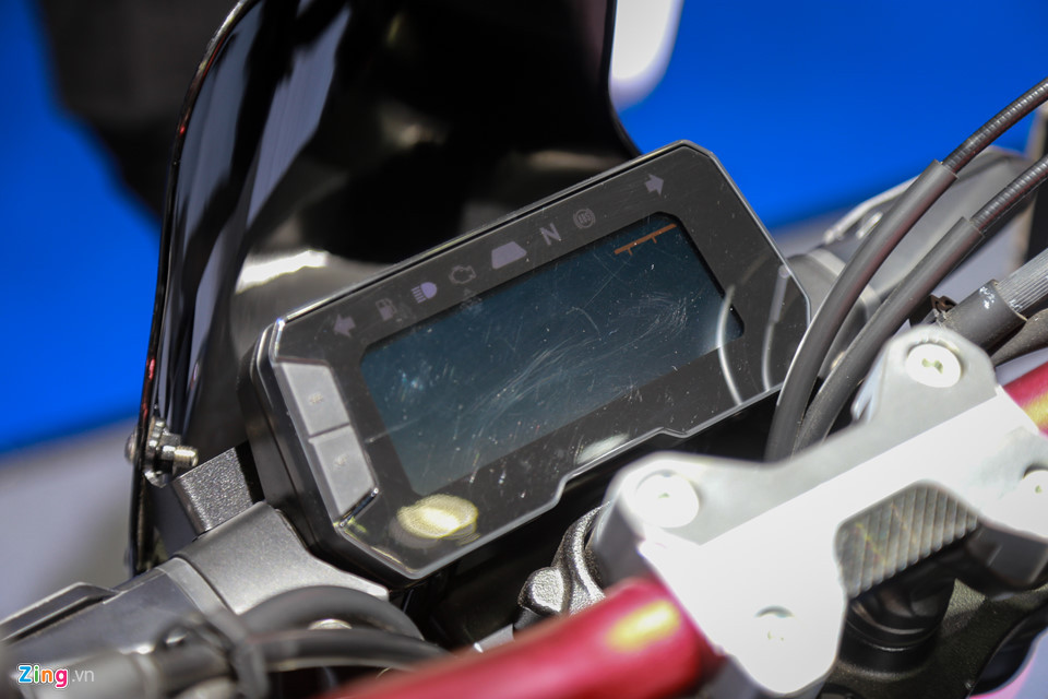 Đồng hồ Full LCD, cùng một số đèn báo cơ bản phía trên.