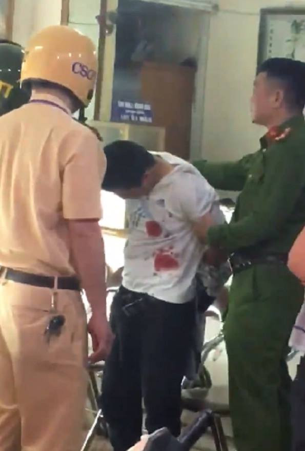 Tuy nhiên khi chạy ra phía cửa định thoát thân thì đối tượng cướp tiệm vàng đường Láng bị người dân cùng lực lượng chức năng truy đuổi, bắt giữ tại chùa Nền.