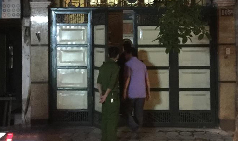 Trong ảnh, cơ quan chức năng tiến vào nhà riêng ông Phan Hữu Tuấn.