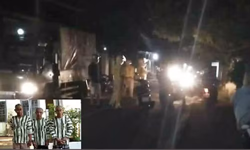 Ba đối tượng (ảnh nhỏ) dùng dao đâm CSGT (ảnh to). Nguồn Vietnamnet.