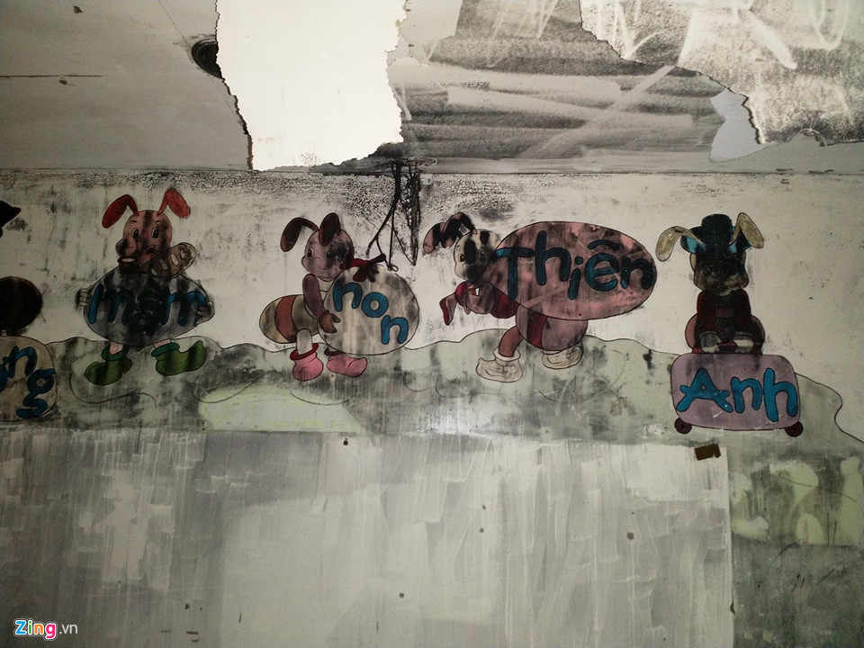 Những hình vẽ động vật trên bức tường của cơ sở mầm non Thiên Anh đen sì, ám khói.