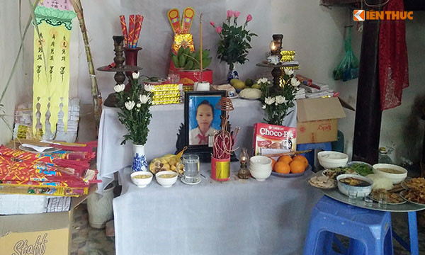 Nhìn di ảnh cháu Linh ai nấy cũng nghẹn lòng.