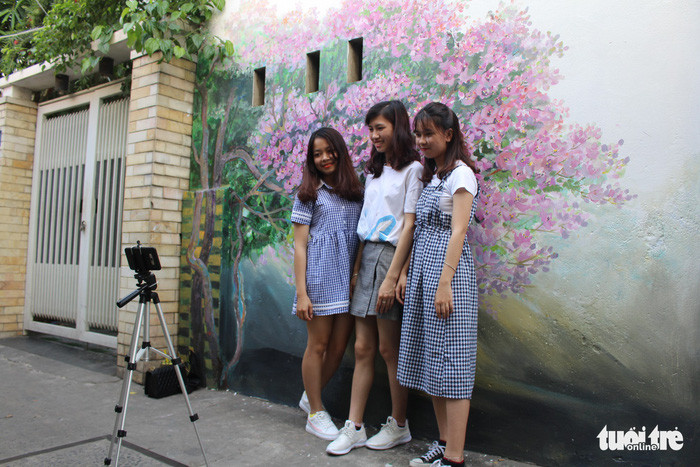 Nhiều nhóm bạn đầu tư để có những bức hình đẹp tại hẻm bích họa - Ảnh: ĐOÀN NHẠN