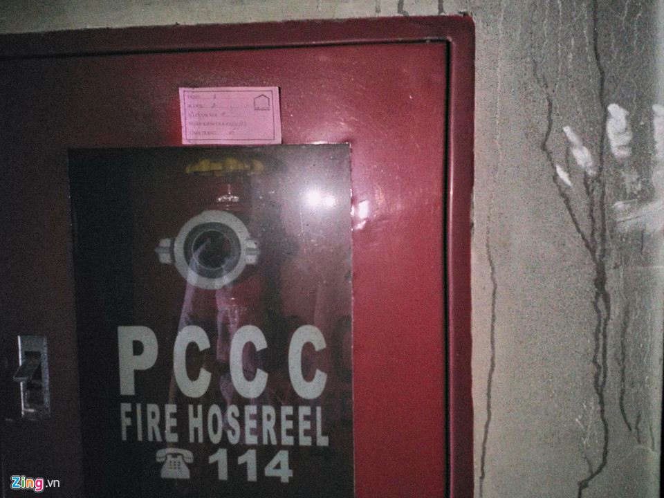 Dấu vết bàn tay này xuất hiện ngay cạnh hộp cứu hỏa, tại lầu 4 block A. Theo thông tin về kết quả điều tra bước đầu vụ hỏa hoạn, khi vụ hỏa hoạn xảy ra, hệ thống báo cháy tự động có âm thanh không hoạt động, hệ thống phun nước chữa cháy tự động không hoạt động, máy bơm bù áp dùng để đưa nước lên tầng cao rồi chảy xuống từng nhà cũng không hoạt động.