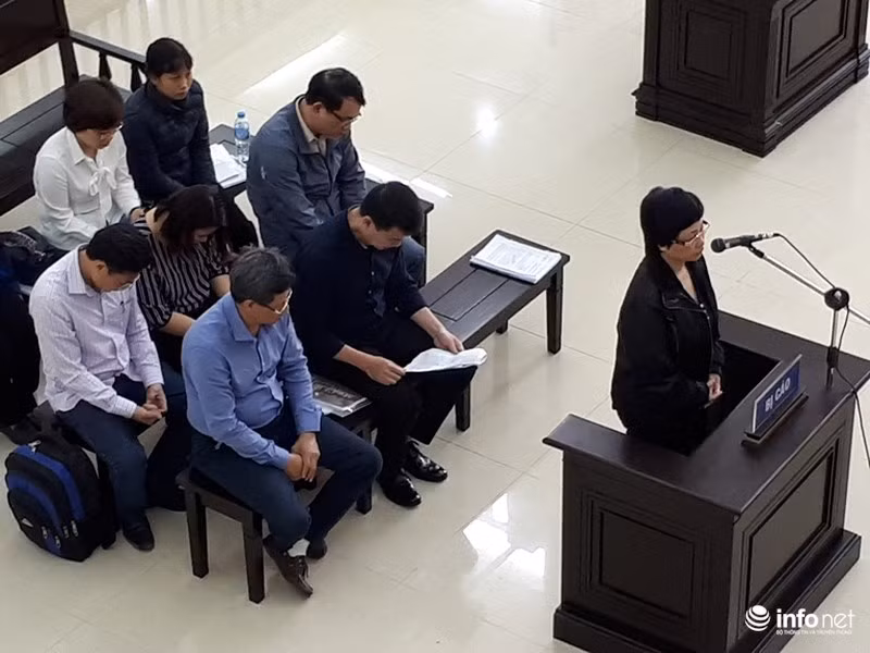 Buổi sáng, Hội đồng xét xử thực hiện phần kiểm tra căn cước của các bị cáo và bị hại.